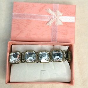 Beautiful Chloe & isabel bracelet. EUC see pics for measurements gift box incl.